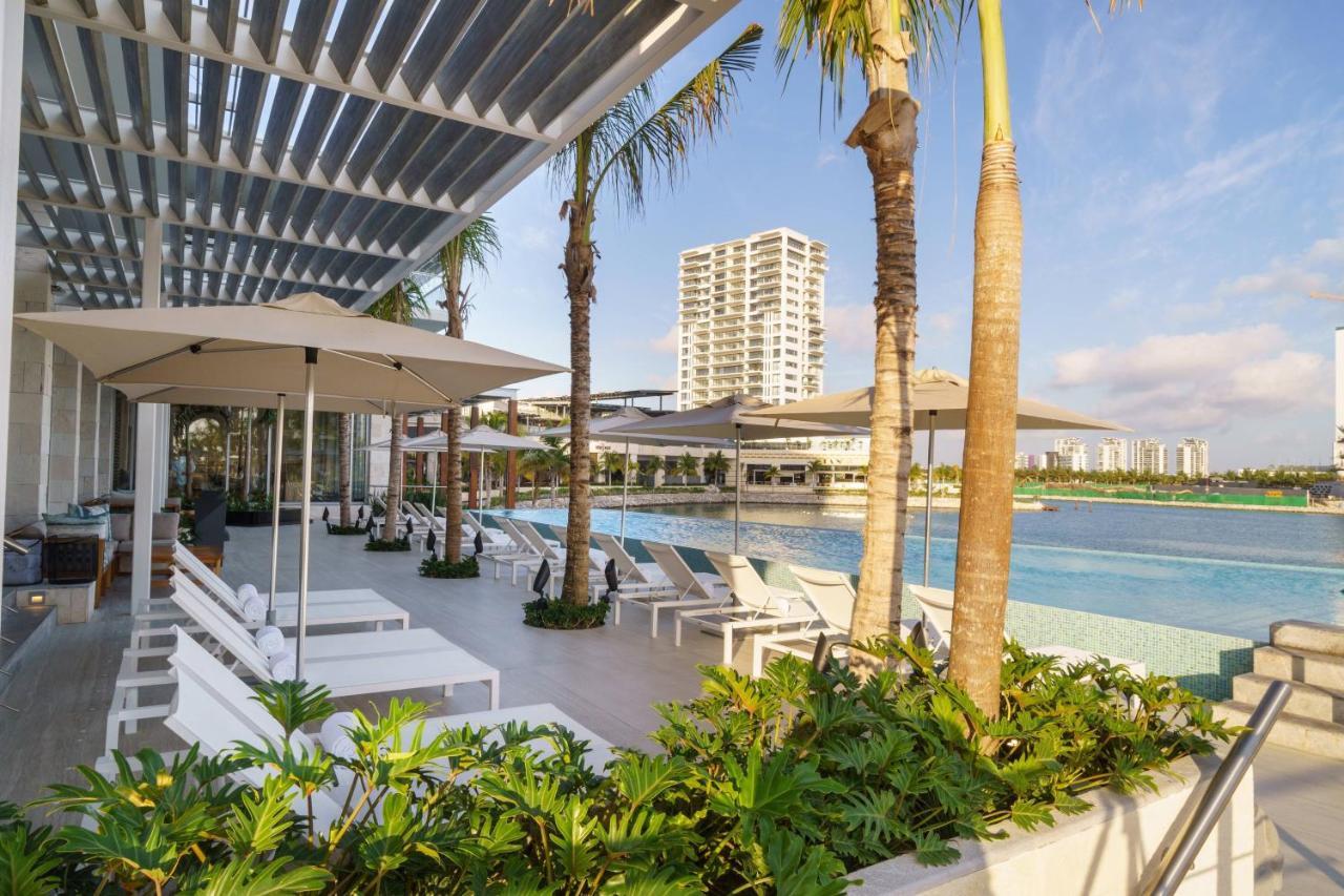 منتجع رينيسانس كانكون آند مارينا المظهر الخارجي الصورة The pool at the JW Marriott South Beach