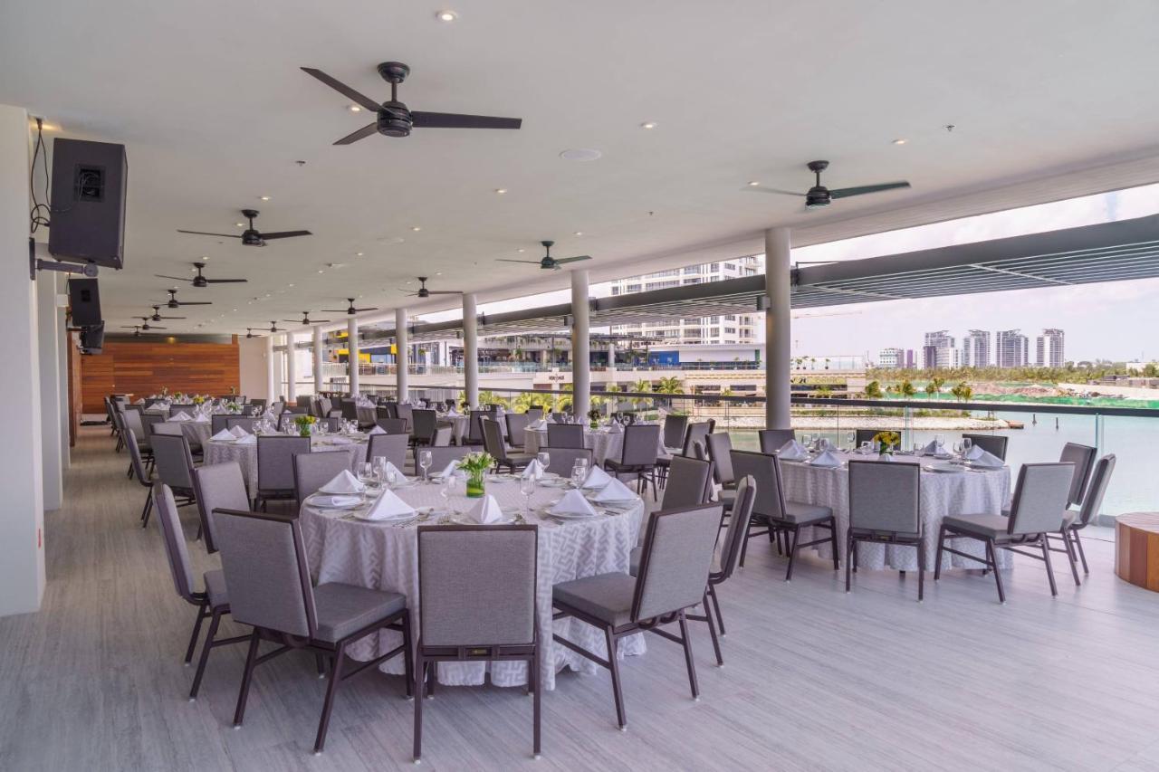 منتجع رينيسانس كانكون آند مارينا المظهر الخارجي الصورة The interior of the clubhouse