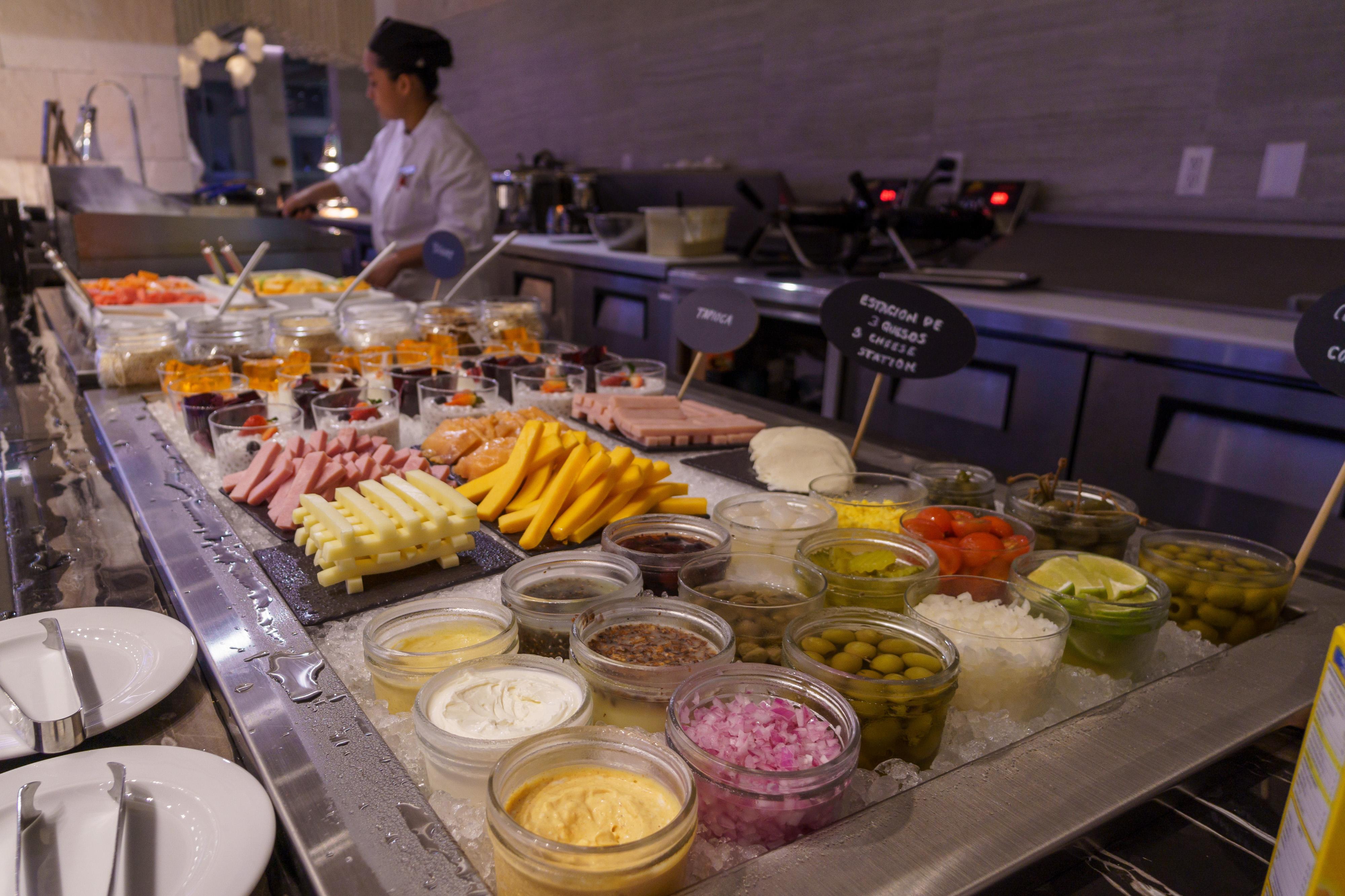 منتجع رينيسانس كانكون آند مارينا المظهر الخارجي الصورة A salad bar