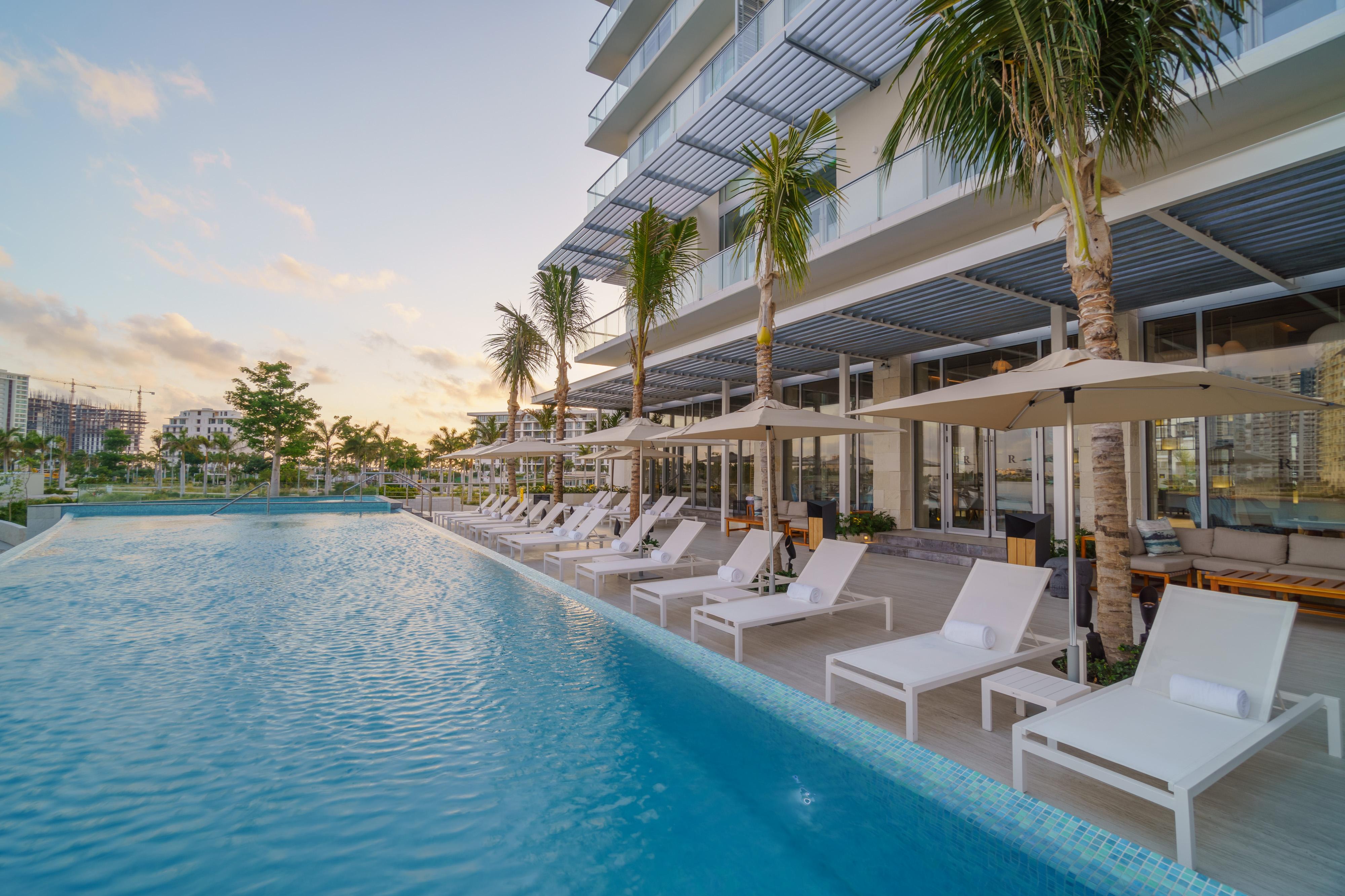 منتجع رينيسانس كانكون آند مارينا المظهر الخارجي الصورة The swimming pool at the hotel