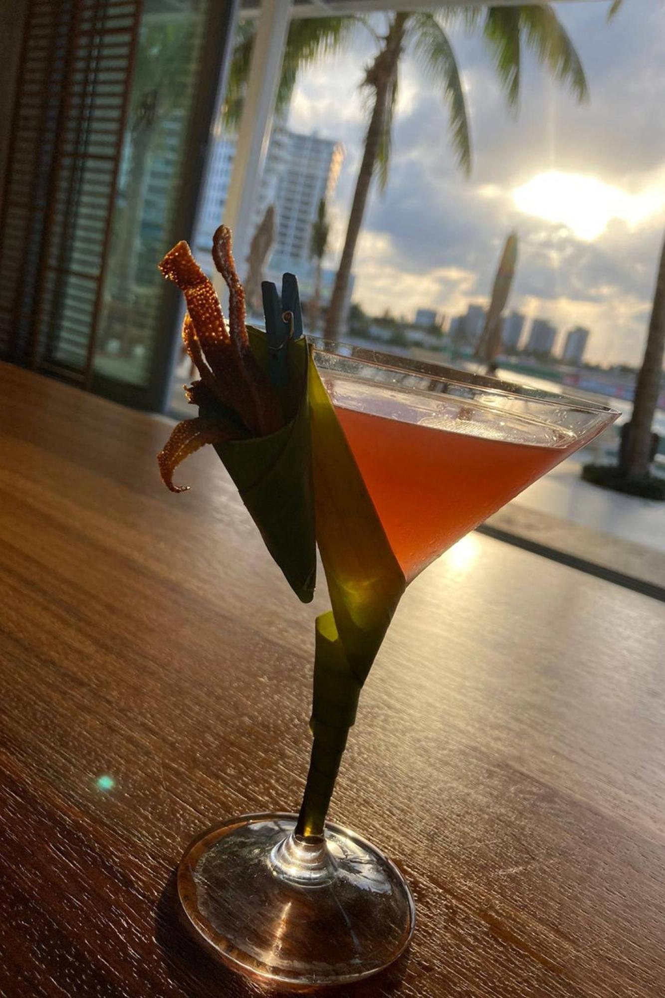 منتجع رينيسانس كانكون آند مارينا المظهر الخارجي الصورة A cocktail at the bar